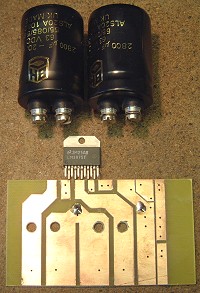 Picture showing the 2800uF capacitors and the homemade
     "PCB" (25kB)