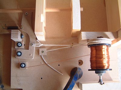 Closer view of the supply mechanism
      (27K)