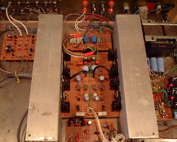 Another inside view of
      the amplifier (94k)