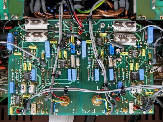 Close-up of the crossover PCB mounted in the
      Chord AM8/21 (95k)